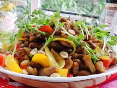 Thịt dê xào thập cẩm cho ra đĩa, trang trí ngò om và rắc đậu phộng rang lên trên. Món dê xào ăn kèm bánh tráng là tuyệt nhất.