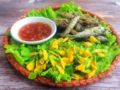 Xếp cá linh ra đĩa, khi ăn chấm cùng mắm me rất ngon. Cá linh chiên giòn với những con cá linh nhỏ xinh, chiên chín giòn tan chấm với nước mắm me chua chua ngòn ngọt là cách bạn kích thích trẻ nếm thử món cá vào mùa nước nổi này.