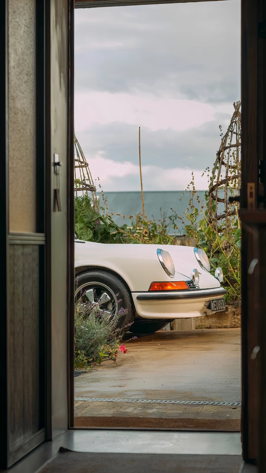 Classic White Porsche 911 - Automotive Photography Full HD iPhone Wallpaper (1286x2286)