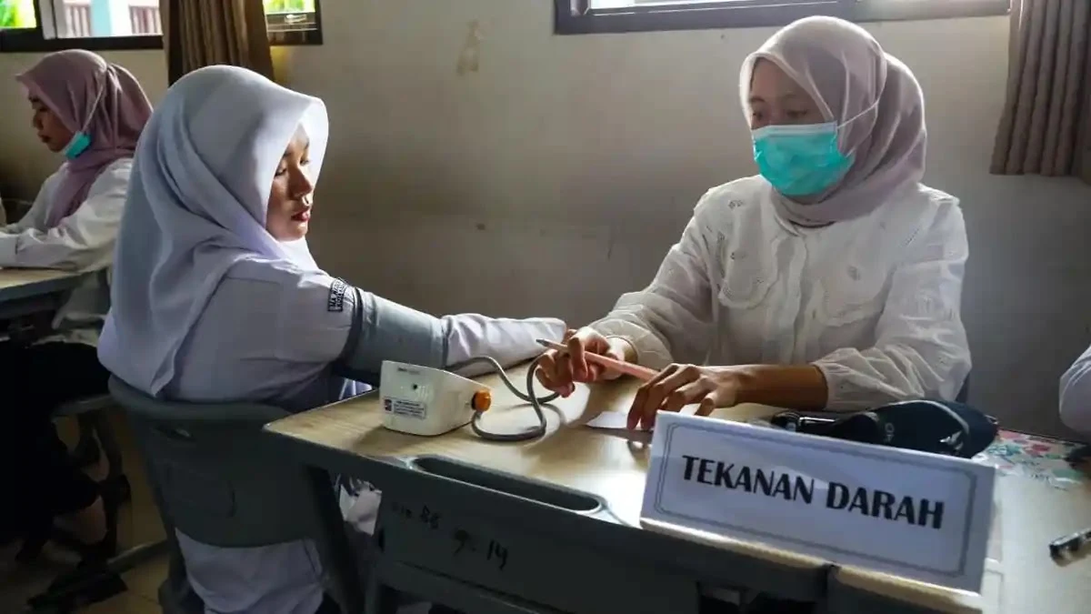 Siswa mengikuti program cek kesehatan gratis yang diadakan oleh Pemkot Bogor di sekolah.