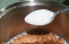 Cho vào nồi 250ml sữa tươi, 28g bột cacao, 3 muỗng canh đường trắng, đun với lửa to.