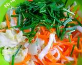 Cho hành tây,tỏi,táo hoặc lê,gừng vào máy xay sinh tố xay nhuyễn rồi cho hỗn hợp ra thau hoặc tô lớn,thêm nước xốt đã để nguội cùng với hành lá,hẹ,củ cải,cà rốt,ớt bột Hàn Quốc vào trộn đều.Đeo bao tay và múc hỗn hợp xốt vào thau gồm có cải thảo,cà rốt và củ cải trắng,trộn đều cho thấm gia vị.