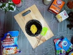 Thêm sữa tươi, muối, bơ và trứng gà đã được đánh đều vào bột, trộn đều hỗn hợp bột cho tất cả vào cùng với bí đỏ. Trộn đều tất cả thành hỗn hợp đồng nhất. Ủ bột 5 phút.