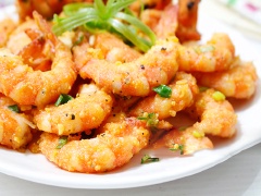 Tôm sốt trứng muối béo thơm có màu sắc đỏ au trong bắt mắt. Đây hữa hẹn là món ngon cho bữa cơm gia đình bạn.