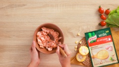 Cho 300gr cá hồi vào xửng hấp chín trong 15 phút, sau đó dùng muỗng tách nhỏ phần thịt cá,