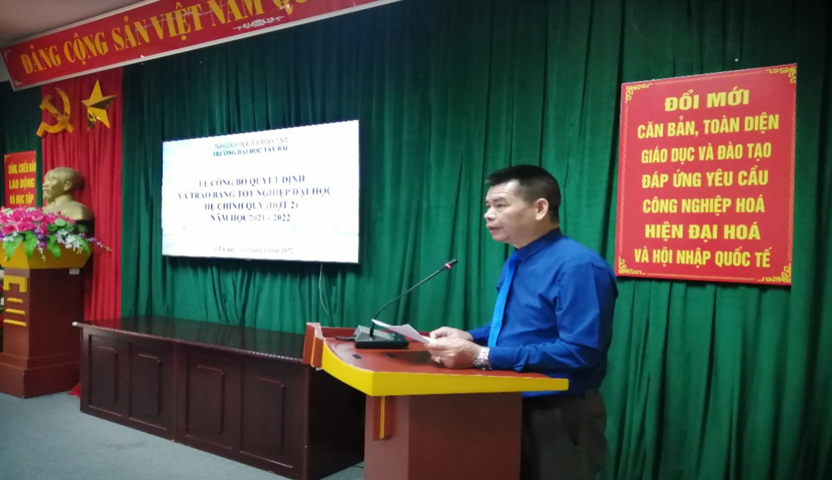 Lễ công bố quyết định và trao bằng tốt nghiệp đại học hệ chính quy (đợt 2) năm học 2021-2022 tại Trường Đại học Tây Bắc
