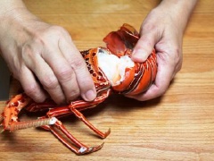 Đun sôi nồi nhiều nước (đảm bảo ngập con tôm). Cho tôm hùm tươi vào luộc khoảng 5 phút. Vớt tôm hùm đã luộc chín ra, bóc vỏ và tách lấy phần thịt tôm hùm như hình. Thái hạt lựu thịt tôm hùm ra nhé.