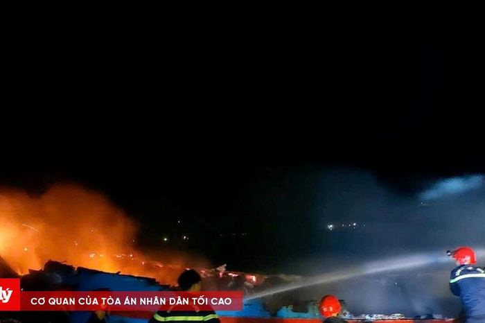 Cháy tàu cá trong đêm ở Thuận An, tài sản ngư dân bị thiêu rụi - Báo Công Lý