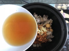 Cho vào một nồi khác cùng long nhãn, đông trùng hạ thảo, táo tàu và gừng vào nồi, chế phần nước đã ngâm đông trùng hạ thảo vào, thêm 1 chén nước lọc. Bắt lên bếp nấu sôi trên lửa lớn rồi hạ xuống lửa nhỏ, tiếp tục tiềm gà 40 phút. Sau đó nêm nếm cho vừa ăn là có thể tắt bếp nha. Múc gà tiềm thuốc bắc ra chén và thưởng thức ngay khi còn nóng nha.