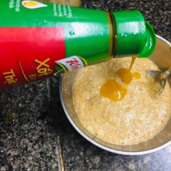 Làm nước chấm : rang chín đậu phộng, cho vào cối xay nhuyễn, thêm 2 muỗng nước cho dễ xay hơn. Tiếp tục cho 1 muỗng đường 1/2 muỗng bột ngọt, 1 muỗng sốt nêm Knorr thịt gà. Nêm nếm nước chấm vị ngọt mặn vừa ăn là hoàn chỉnh, thêm chút ớt xay và đồ chua cà rốt, cùng củ cải bào sợi.