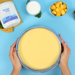 Khi hỗn hợp xoài đã nguội thì đổ vào khuôn bánh oreo đã được làm cứng trước đó. Sau đó, cho bánh vào ngay đá tủ lạnh đợi đông trong 2-3 tiếng. Lấy bánh ra khỏi tủ, dùng khăn ấm quấn quanh bánh để 10 giây, rồi từ từ lấy khuôn ra khỏi bánh.