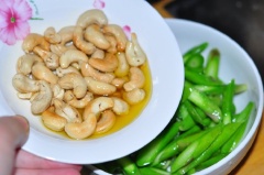 Cho hạt điều vào tô măng tây, thêm 1-2g muối, dầu tiêu, trộn đều lên là có thể dùng. Salad măng tây hạt điều với măng tây chín giòn mát, hạt điều béo bùi, thơm hương đặc trưng thích hợp làm món ăn chay ngon miệng cho cả nhà.