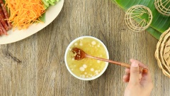 Cách làm chả hoa: Pha gia vị cho giò sống gồm: 1 muỗng canh bột khoai tây, 1 muỗng cà phê bột nở, 1 muỗng cà phê đường, 2 muỗng cà phê nước mắm, khuấy đều cho tan. Đổ thêm 100ml dầu ăn vào hỗn hợp, khuấy đều.