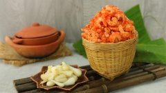 Nhìn những con tôm khô thành phẩm đỏ tươi mập mạp, tự làm ở nhà vừa sạch sẽ vừa chất lượng hơn hẳn mua bên ngoài đúng không nào? Với 2kg tôm tươi ban đầu bạn có thể làm ra 300gr tôm khô thành phẩm. Tôm khô bảo quản trong hộp hoặc lọ sạch, muốn để lâu hơn thì cho vào túi hút chân không hoặc cho vào tủ đông đều được bạn nhé! Tôm khô ăn với củ kiệu ngày tết, dùng nấu canh nấu nước lèo, vừa vệ sinh vừa chất lượng đúng không? Cách làm tôm khô đơn giản như vậy đấy, còn chần chờ gì mà chưa trổ tài làm một mẻ tôm khô tại nhà nào?