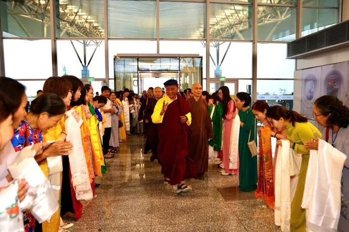 Đức Gyalwang Drukpa rời Việt Nam, kết thúc Pháp hội cầu nguyện hòa bình - Báo Người Lao Động
