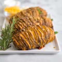 Lấy khoai tây phô mai đút lò ra ăn kèm tương ớt, sốt mayonnaise đều ngon.