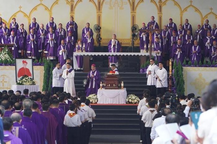 Hàng ngàn người tiễn Đức Hồng y Gioan Baotixita Phạm Minh Mẫn - Báo Người Lao Động