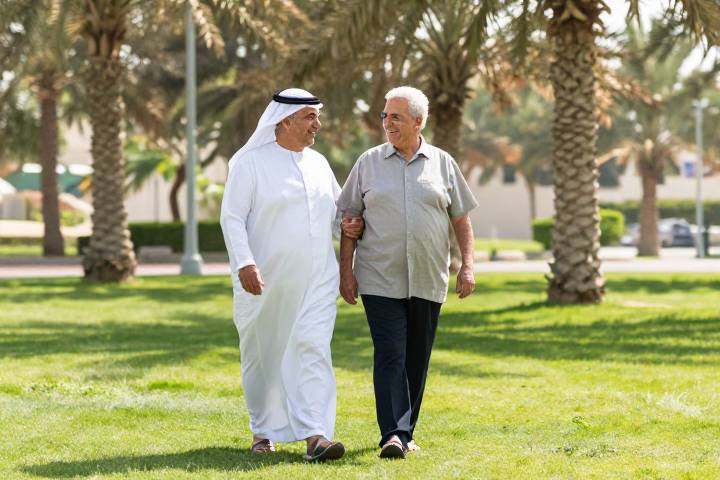 زوجان كبار في السن يمارسان رياضة المشي بنشاط