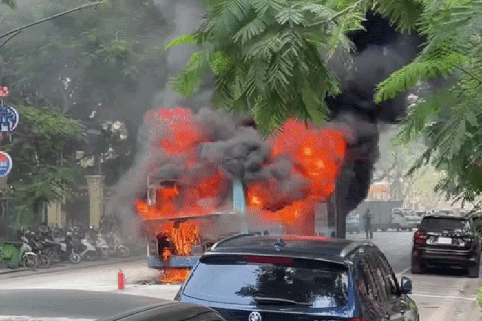 Xe buýt cháy trơ khung trên phố Lý Thường Kiệt, Hà Nội - Báo Tiền Phong
