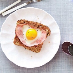 Mấy phút sau, khi trứng chín tới, mình cho ra đĩa để măm măm thôi. Nhớ nướng cả phần bánh trái tim cắt ra để ăn cùng nha. Đảm bảo món bành mì trứng tình yêu hình trái tim này sẽ khiến người thương của bạn xao xuyến lắm đấy. Các ấy cũng có thể sáng tạo với thịt xông khói.
