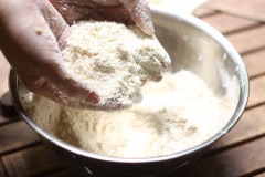 Trộn đều bột mì, bột nở, muối và đường với nhau. Cắt bơ thành từng khối nhỏ, cho vào âu. Dùng tay bóp nhỏ bơ, trộn với bột. Cho đến khi được các vụn bơ bột.