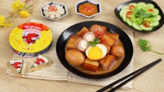 Bày thịt kho trứng phô mai ra đĩa, ăn kèm cơm trắng và dưa món củ kiệu. Vị ngọt đậm đà của thịt, trứng kết hợp cùng hương thơm của chả phô mai chắc chắn sẽ làm bữa ăn cả nhà ngày Tết thêm phần ấm cúng!
