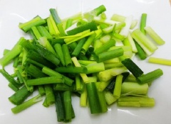 Hành tây bóc vỏ, rửa sạch, cắt sợi mỏng. Hành lá rửa sạch, cắt nhỏ.