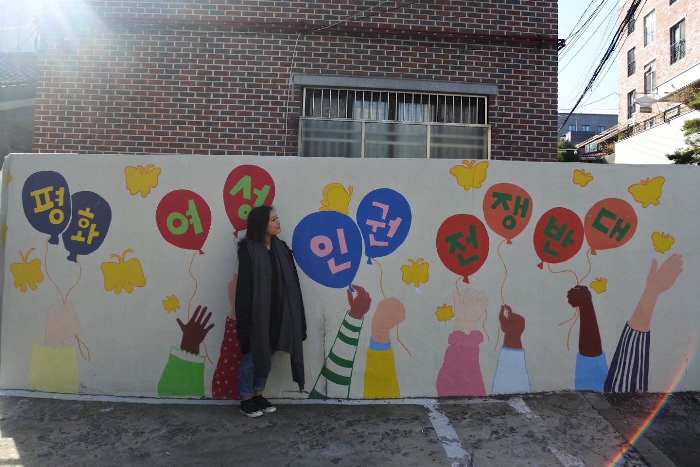 전쟁과여성인권박물관 평화와 여성 인권 벽화 앞에 선 방문자
