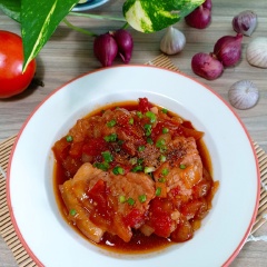 Mở nắp nồi hầm và múc thịt hầm cà chua ra đĩa. Dùng với cơm nóng rất ngon. Yummy !!