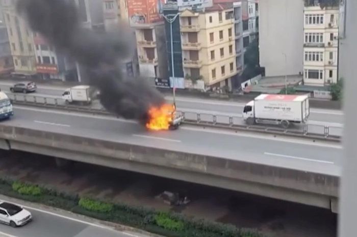 Ô tô cháy dữ dội, Vành đai 3 trên cao ùn tắc nghiêm trọng - Đài Phát thanh và truyền hình Hà Nội