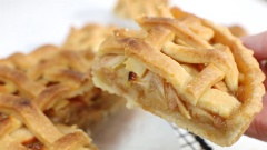 Bánh táo nướng - Apple pie là một trong những món bánh cơ bản mà bất cứ bạn nào thích làm bánh đều muốn thử một lần, cách làm bánh táo đơn giản nhưng mùi vị và hương thơm bánh mang lại rất hấp dẫn thơm ngon. Đặc biệt, bạn có thể thay đổi nhiều loại nhân mặn ngọt khác nhau như thơm, đào, xúc xích,...theo sở thích nhé, cùng làm ngay những chiếc bánh xinh xắn cho bạn bè, gia đình mình thưởng thức thôi.