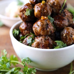 Món thịt bò viên này ăn với cơm trắng kèm vài lá rau mùi rất ngon! Thịt bò viên chiên nóng hổi, thơm phức với hương vị đặc trưng của thịt bò, được xay nhuyễn, trộn cùng ít nguyên liệu đơn giản rồi chiên chín vàng nâu. Món này có thể ăn cùng cơm trắng hoặc kẹp bánh mì ăn sáng đều ngon.