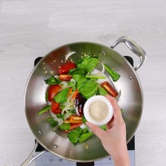 Tiếp tục làm nóng dầu trong chảo Tchef, phi thơm hành tím, cho rau củ vào xào chín,Hòa tan bột năng với nước. Đun nóng phần nước xào rau rồi từ từ rót bột năng vào để tạo thành nước sốt sánh mịn. Đổ phần thịt bò và rau đã xào vào chảo nước sốt, đảo đều rồi tắt bếp