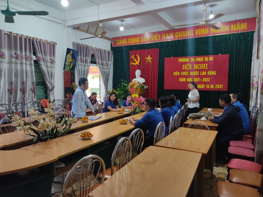 Công đoàn - Chi đoàn Giáo viên Cán bộ Khoa Khoa học Tự nhiên - Công nghệ trao tặng áo phao cứu sinh cho học sinh Trường TH, THCS Tạ Bú