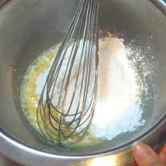 Sau đó bạn cho 60gr bột gạo vào trộn cho hỗn hợp thật đều và mịn. Dùng máy đánh bông 3 lòng trắng trứng rồi cho tiếp 20gr đường nâu còn lại vào đánh đến khi tạo chóp nhọn.