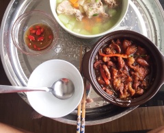 Cách làm ba rọi kho tiêu ớt quan trọng là ở điều chỉnh lửa cho hợp lý từng giai đoạn. Bạn nhớ kiêng nhẫn làm ba rọi kho tiêu ớt với lửa nhỏ, mỡ sẽ tiết ra chất béo vừa ngon, vừa đẹp mắt. Nước thịt kho tiêu sền sệt, vị mặn ngọt, cay thơm, béo ngậy, dùng chấm kèm rau sống ngon lắm cả nhà ạ.