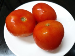 Cà chua rửa sạch. Cắt hạt lựu cà chua và đậu hũ.