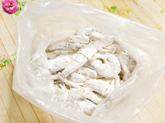 Tôm tươi chọn những con có kích thước nhỏ vừa có thể ăn luôn cả vỏ tôm. Tôm rửa sạch, để ráo nước cho vào túi nilon, thêm bột năng vào, xóc đều cho tôm áo bột. Đun sôi nhiều dầu ăn trong nồi nhỏ, cho tôm đã áo bột vào chiên chí giòn thì vớt ra để ráo dầu.