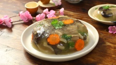 Thịt đông với chân giò được hầm mềm, hương vị nhẹ nhàng để có thể ăn kèm với các món ăn đậm đà ngày tết. Mâm cổ tết miền Bắc mà thiếu thịt đông thì thiếu mất sự trọn vẹn rồi đúng không? Vậy nên cùng học cách làm thịt đông với Cooky và chiêu đãi gia đình món thịt đông hấp dẫn này nhé!