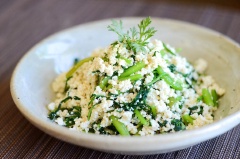 Cho salad ra dĩa và thưởng thức. Salad đậu hũ rau tần ô chỉ với những nguyên liệu đơn giản nhưng mang đến món ăn thanh đạm, vẫn chứa đủ các chất dinh dưỡng cần thiết cho cơ thể.