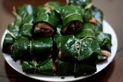 Sau khi viên thịt xong đặt vào giữa bụng lươn, cuốn lá lốt ra ngoài, cuốn thật chặt tay, rồi dùng hành lá buộc lại. Bắc chảo dầu, đem rán cho vàng mặt là được.
