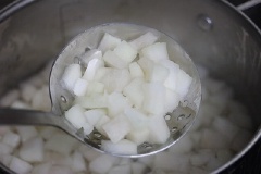 Đun sôi 1 nồi nước với 1 túi nhỏ phèn chua (khoảng 20g) hoặc không có phèn thì dùng 50g muối, chần cùi bưởi trong khoảng 2-3 phút cho cùi bưởi trắng giòn thì vớt ra.