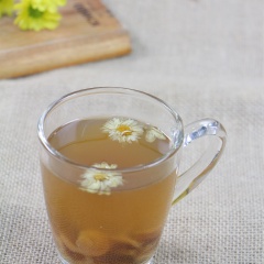 Sâm bông cúc nhãn nhục ngọt mát, thích hợp thanh nhiệt, thư giản tinh thần, giúp bạn có được cảm giác thoải mái cho một ngày năng động.