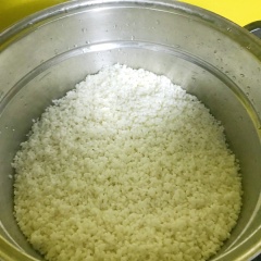 Gạo nếp ngâm qua đêm cho nở sau đó đem đi hấp chín. Nếu xôi quá khô có thể vẩy ít nước.