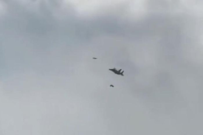 Cận cảnh tiêm kích F-15 truy đuổi UAV Shahed của Iran như phim hành động - Báo VTC News