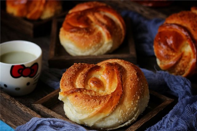 Bánh Mì Nướng Hình Hoa Hồng