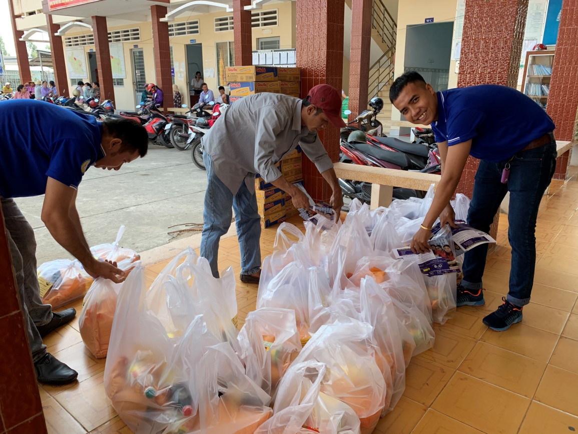 Công tác chuẩn bị quà tại xã Kiến Bình – huyện Tân Thạnh