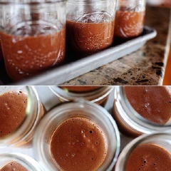 Đổ hỗn hợp chocolate đã xay vào ly, cho vào ngăn đá tủ lạnh cho đông lại. Sau đó, đánh đều kem tươi và đường trắng.