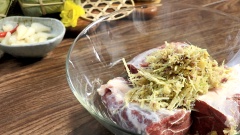 Cách ướp bắp bò kho mật mía: Cho hỗn hợp vừa giã nhuyễn vào bắp bò, thêm 1/2 muỗng canh tiêu xay, 1 muỗng canh ớt bột, 150ml nước mắm và 150ml mật mía. Mang bao tay thực phẩm và xoa đều gia vị ướp vào bắp bò. Để bắp bò ướp ít nhất 1 tiếng.
