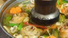 Múc lẩu ra nồi, chuẩn bị thêm rau muống và bún tươi để ăn lẩu. Đun sôi nước lẩu lên, lần lượt nhúng các loại rau, chấm gà với nước mắm cay là ngon hết ý. Ngày trời mưa mà cả nhà cùng quay quần bên nhau với nồi lẩu gà lá chanh thơm ngon nóng hổi này thì còn gì bằng đúng không?